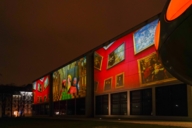 Eine Lichtprojektion an der Pinakothek der Moderne in München