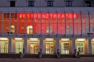 Beleuchtete Fassade des Residenztheaters in München