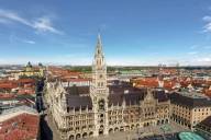 Blick auf das Neue Rathaus und den Rathausturm am Münchner Marienplatz.