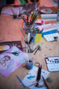 Pinsel und Wasserfarben als Malutensilien auf einem Tisch im Kunstmakerspace im Museum Brandhorst