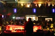Feiernde Menschen im Club des Muffatwerks in München, im Vordergrund der DJ.