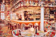 Das italienische Restaurant Giorgia Trattoria in München wurde in einem Vintage-Stil mit vielen Blumen gestaltet.