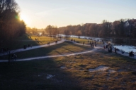 Menschen im Sonnenschein am Flussbett im Winter