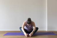 Die Münchner Yogalehrerin Sandra Zavaglia in der Yoga-Position "Weißwürste"