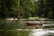 Pärchen sitzt in einem Ruderboot auf dem See im Englischen Garten in München.
