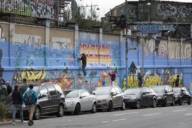 Graffiti-Künstler bemalen eine Backsteinmauer im Schlachthofviertel