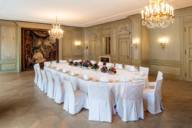 Ein festlicher Saal mit weißem Tisch und Stühlen im Hotel Bayerischer Hof