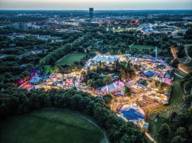 Das Münchner Sommer-Tollwoodfestival im Olympiapark bei Anbruch der Dunkelheit von oben mit einer Drohne fotografiert.