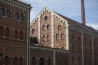 Das historische Gebäude der Augustiner Brauerei besteht aus rotem Backstein.