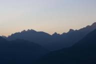 Bergpanorama vor einer untergehenden Sonne in den Alpen.