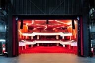 Die Bühne und der Saal des Deutschen Theaters in München von der hinteren Bühne aus fotografiert.