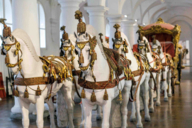 Carrozza storica trainata da otto cavalli bianchi nel Marstallmuseum di Monaco