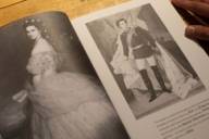 Schwarz-Weiß-Fotos von Kaiserin Sissi und König Ludwig in einem Buch