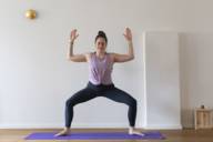 Die Münchner Yogalehrerin Sandra Zavaglia in der Yoga-Position "Torwart"
