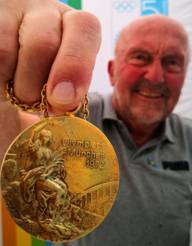 Der Olympiasieger 1972 im Speerwurf hält seine Goldmedaille in die Kamera.