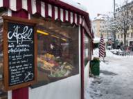 Ein Gemüse- und Obststand auf dem Viktualienmarkt in München während des Winters.