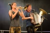 La band di Monaco Oansno suona sul palco di un festival