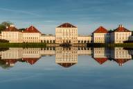 Das Schloss Nymphenburg spiegelt sich im Kanal