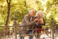 Ein älteres Paar isst Maronen im Englischen Garten in München.