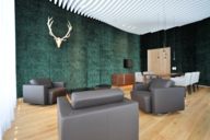 Eine VIP Lounge mit Sesseln am Münchner Flughafen.