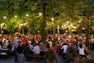 Una serata nel giardino della birra a Monaco di Baviera.