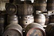 Liegende uns stehende gestapelte Bierfässer der Augustiner-Brauerei in München.