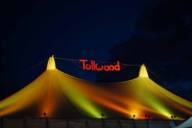 Das Tollwood-Zelt in München bei Nacht.