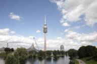 Blick auf den Olympiapark mit Olympiaturm und Olympiasee in München