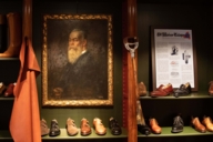 Ein Gemälde hängt in einem Schuhregal