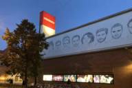 Die Fassade des Münchner Volkstheaters bei Anbruch der Dunkelheit