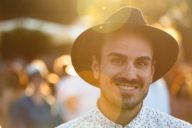 Portraitaufnahme eines jungen Mannes bei einfallenden Sonnenstahlen auf dem Tollwood Festival in München.