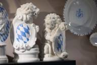 Löwen mit bayerischen Wappen aus Porzellan