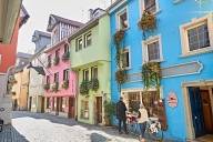 Die Lindauer Altstadt mit bunten H&auml;usern und einer gepflasterten Stra&szlig;e.