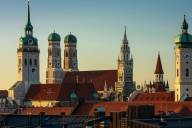 Alter Peter, Frauenkirche und Neues Rathaus: die Münchner Skyline im Abendlicht.