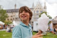 Ein Junge mit Zuckerwatte in der Hand beim Stadtgründungsfest am Marienhof in München.