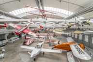 Historische Flugzeuge stehen in der Halle der Flugwerft Schleißheim des Deutschen Museums