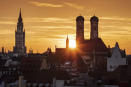 Sonnenuntergang über München mit der Frauenkirche und dem Neuen Rathaus.