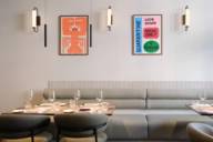 Moderne Möbel sowie bunte Illustrationen prägen die Inneneinrichtung des Sternerestaurants Brothers in Schwabing.