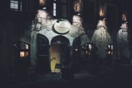 Das Restaurant Pfistermühle bei Nacht in München.