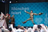 Eine Gruppe als Morisken verkleideter Männer und Frauen tanzt beim Münchner Stadtgeburtstag.