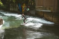 Ein Surfer auf einer Welle im Englischen Garten in München