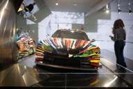 Auffällig bunt lackiertes  BMW Motorsport Auto in einer Ausstellung
