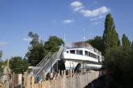 Ein stillgelegtes Ausflugsschiff in München namens Alte Utting ist über eine Metalltreppe zugänglich.