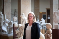 Die Gästeführerin Alvestad-Aschenbrenner steht im Museum für Abgüsse Klassischer Bildwerke München