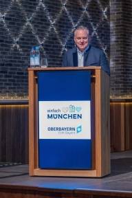 Wirtschaftsreferent Dr. Christian Scharpf bei der Begrüßung auf dem Tourismustag 2025 in München.