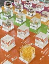 Beleuchtbares Periodensystem in der Chemie-Ausstellung des Deutschen Museums in München