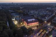 Isarphilharmonie in München-Sendling und die übrigen Gebäude des Gasteig HP 8 aus der Vogelperspektive bei Nacht