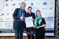 CIFFT Dirctor Alexander Kammel übergibt eine Urkunde an Eveline Heinrich und Anna-Lena Mitteregger von München Tourismus