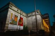 Das Museum Haus der Kunst in München nachts beleuchtet