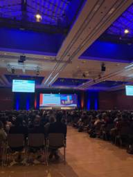 Ein Publik hört sich einen Vortrag auf der European Stroke Organisation Conference 2023 in der Messe München an.